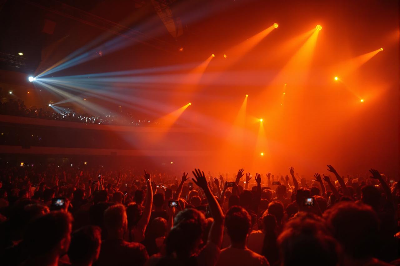 草莓视频影迷见面会圆满举行，万名粉丝热情参与